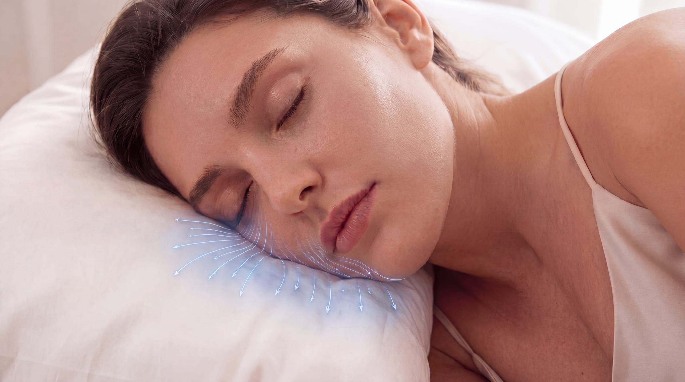 DermoExtra dermo-tekstil yastık kılıfı, serum şişesi ve kumaş üzerinde duran damla